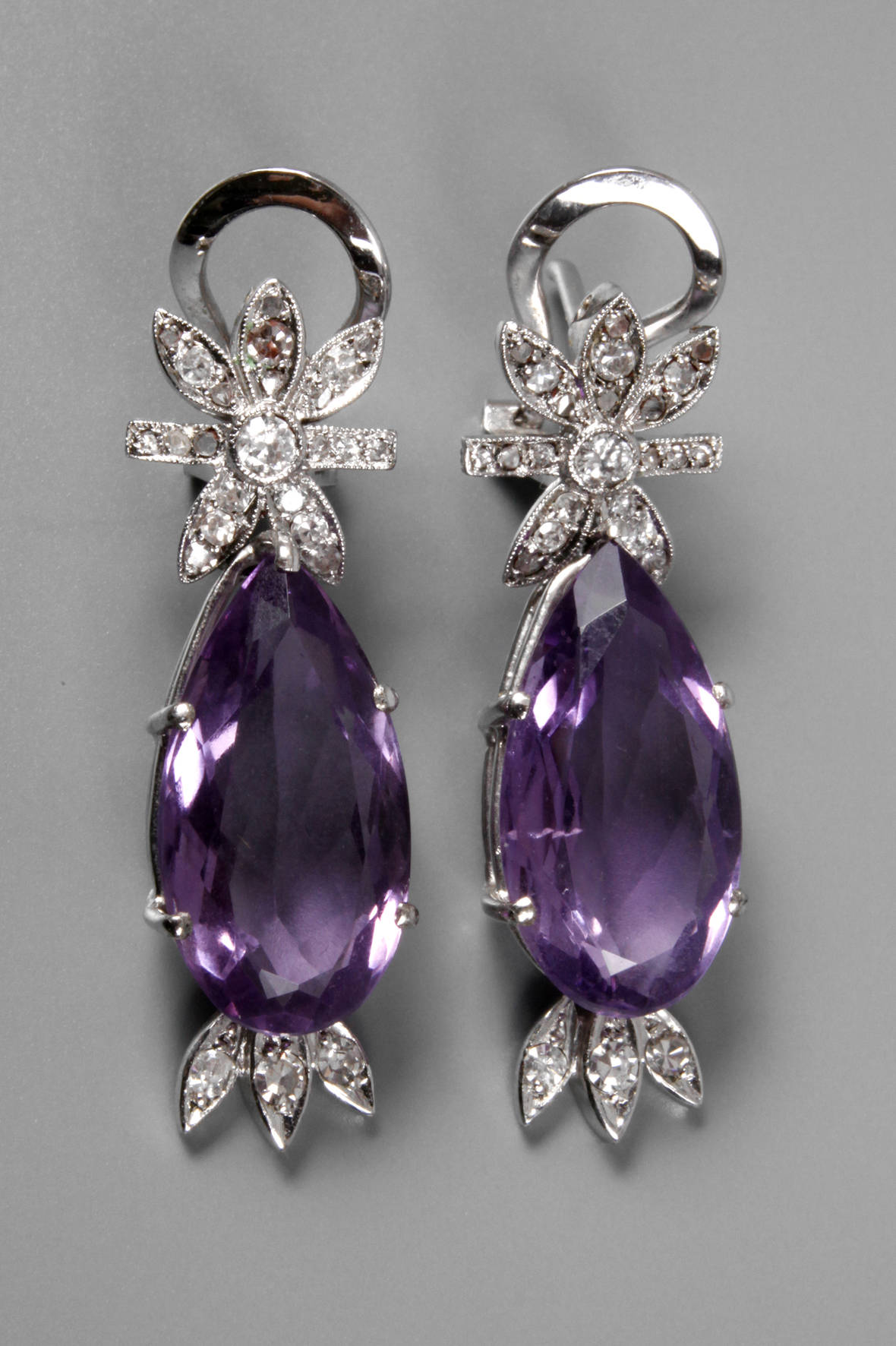 Paar Amethystohrhänger mit Brillantbesatz