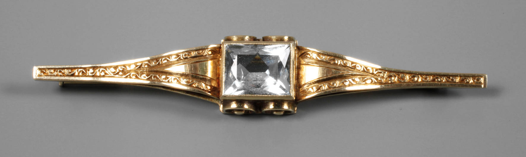 Goldbrosche mit Aquamarin