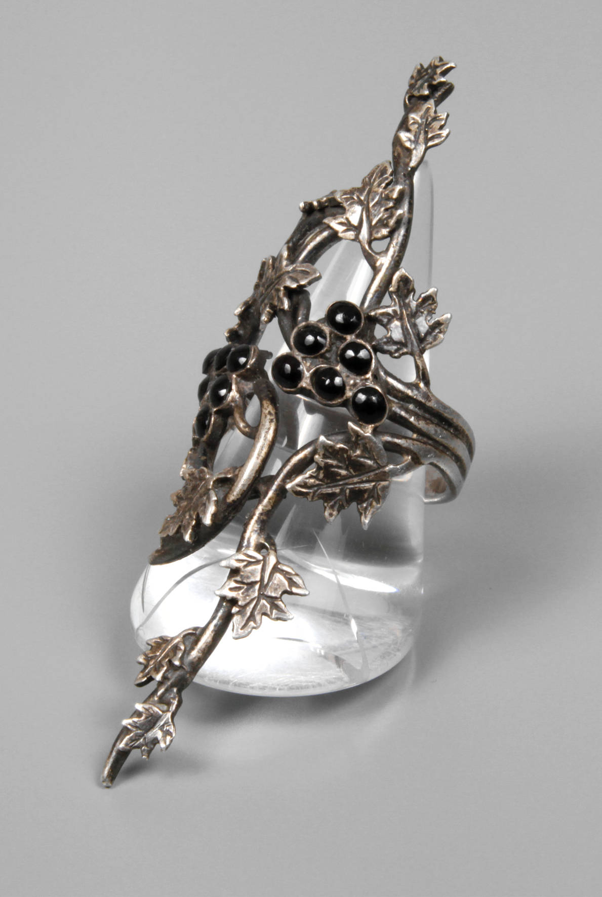 Ring mit Onyx und Weinlaubdekor