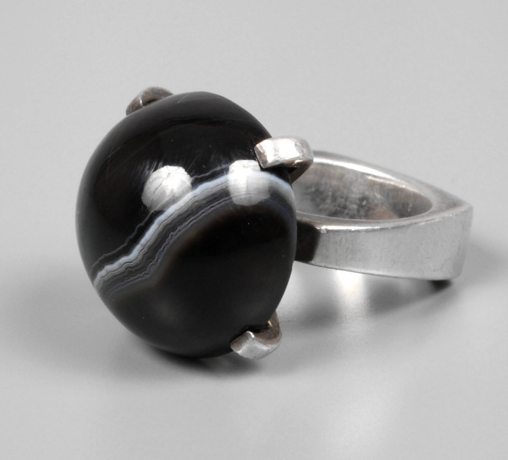 Moderner Silberring mit Achat