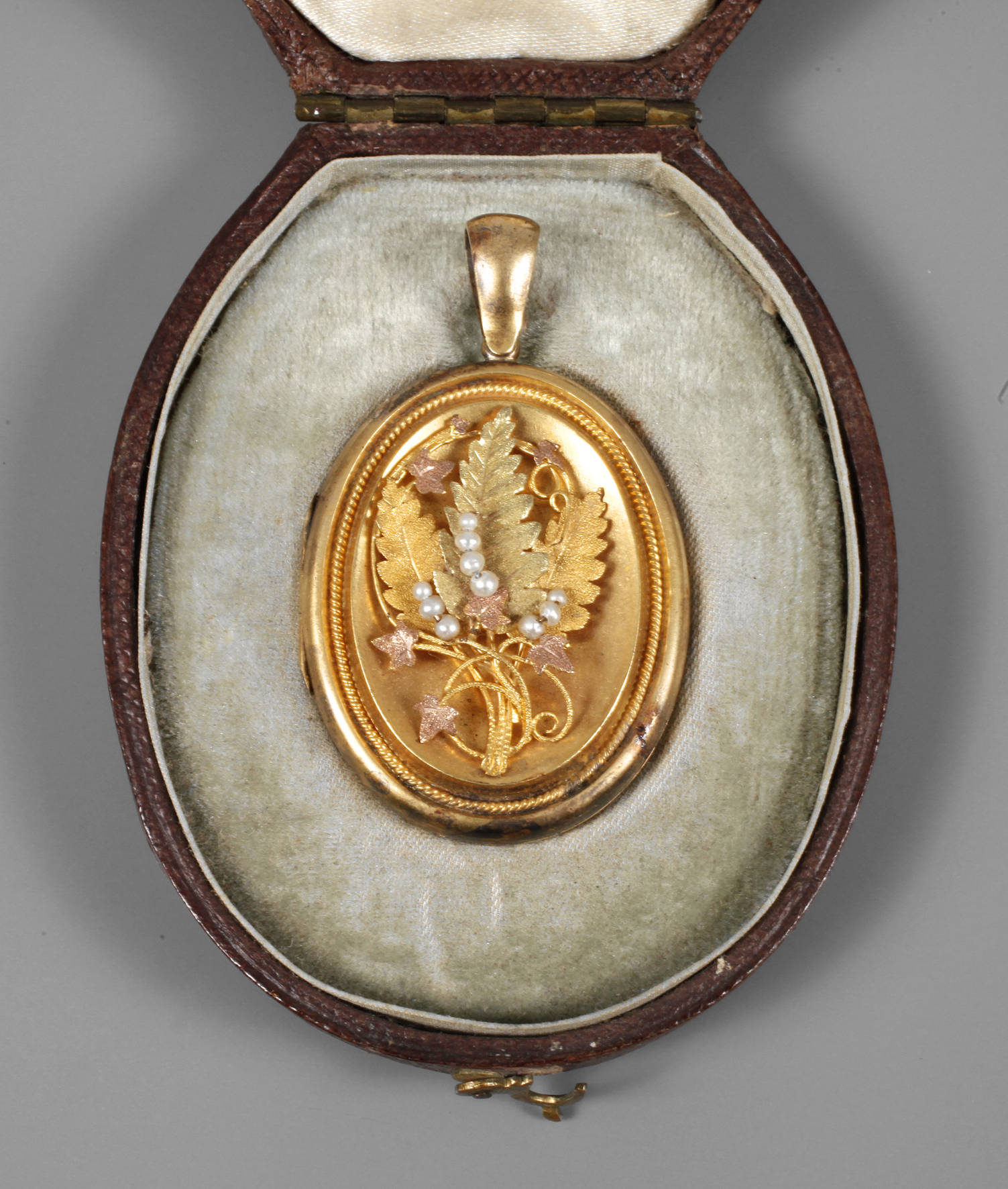 Aufwendiges Medaillon mit Perlen
