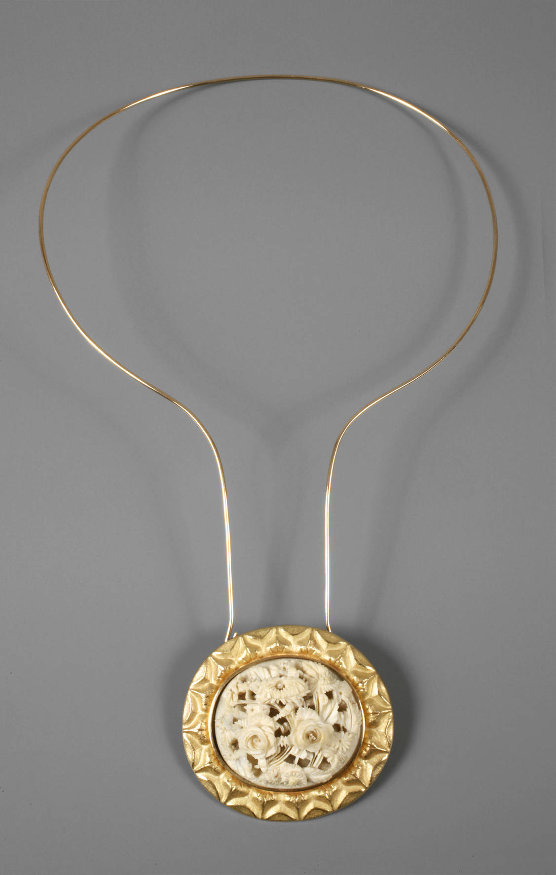 Goldcollier mit feinster Elfenbeinschnitzerei