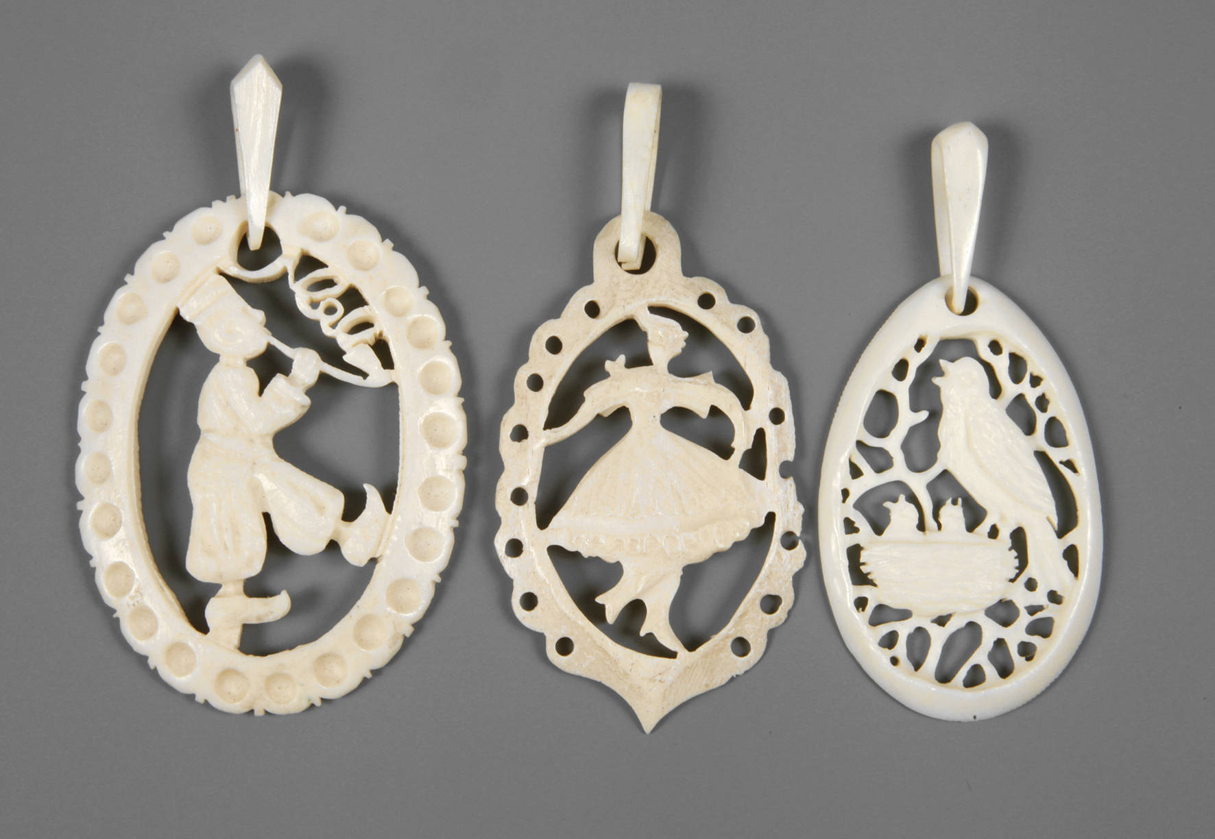 Drei Elfenbeinanhänger Erbach