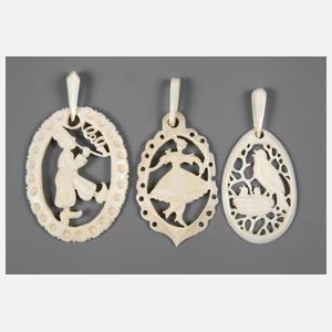 Drei Elfenbeinanhänger Erbach