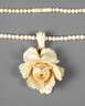 Elfenbeinkette mit Anhänger als Rose