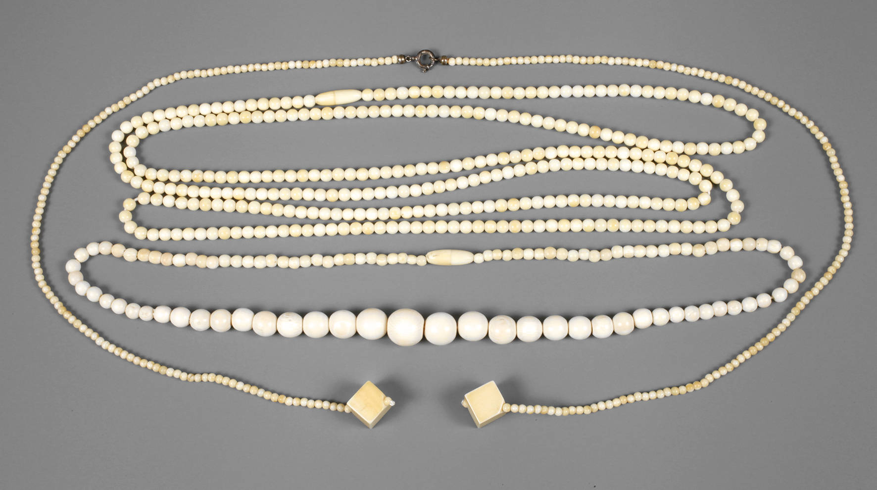 Drei Elfenbeinketten