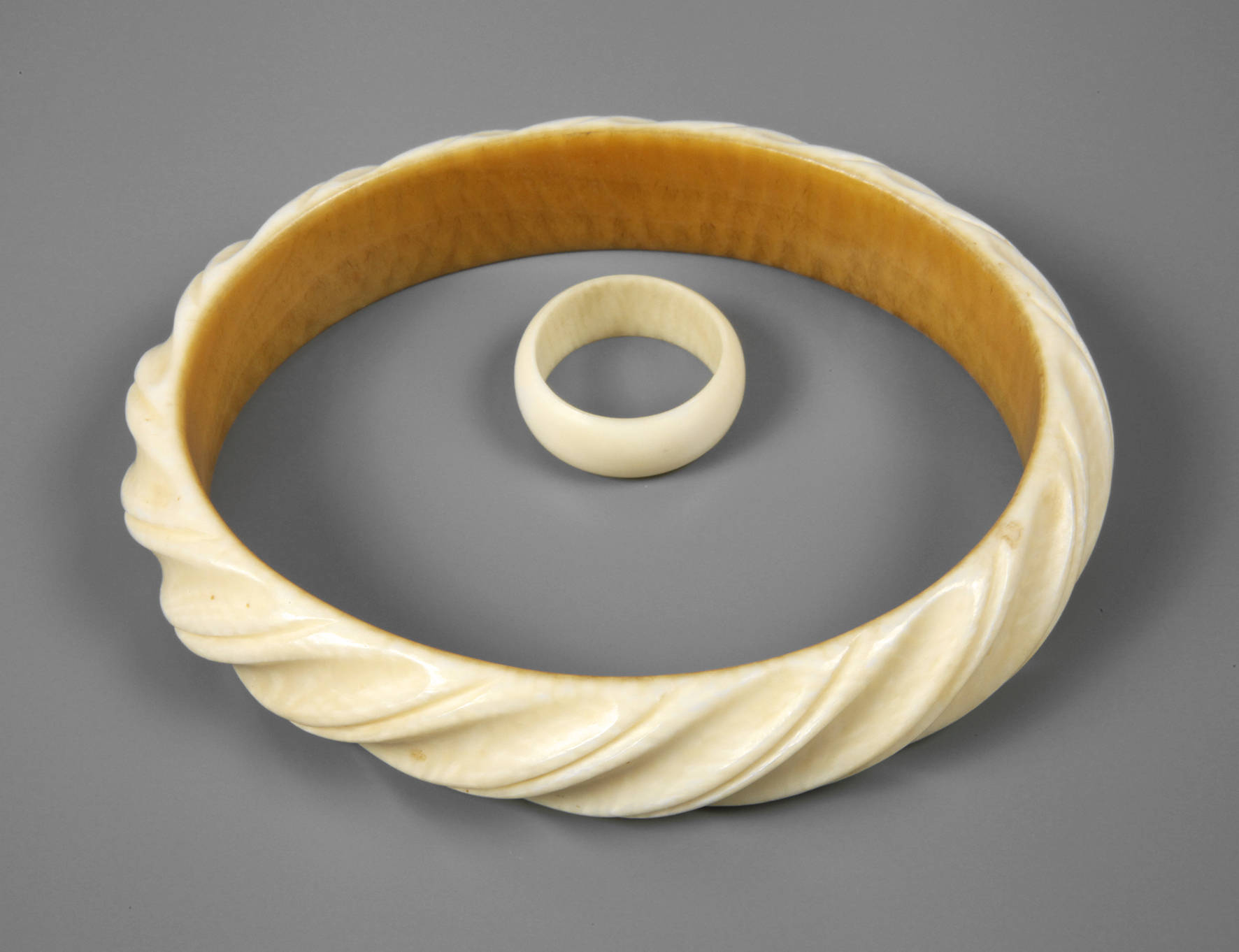 Ring und Armreif Elfenbein