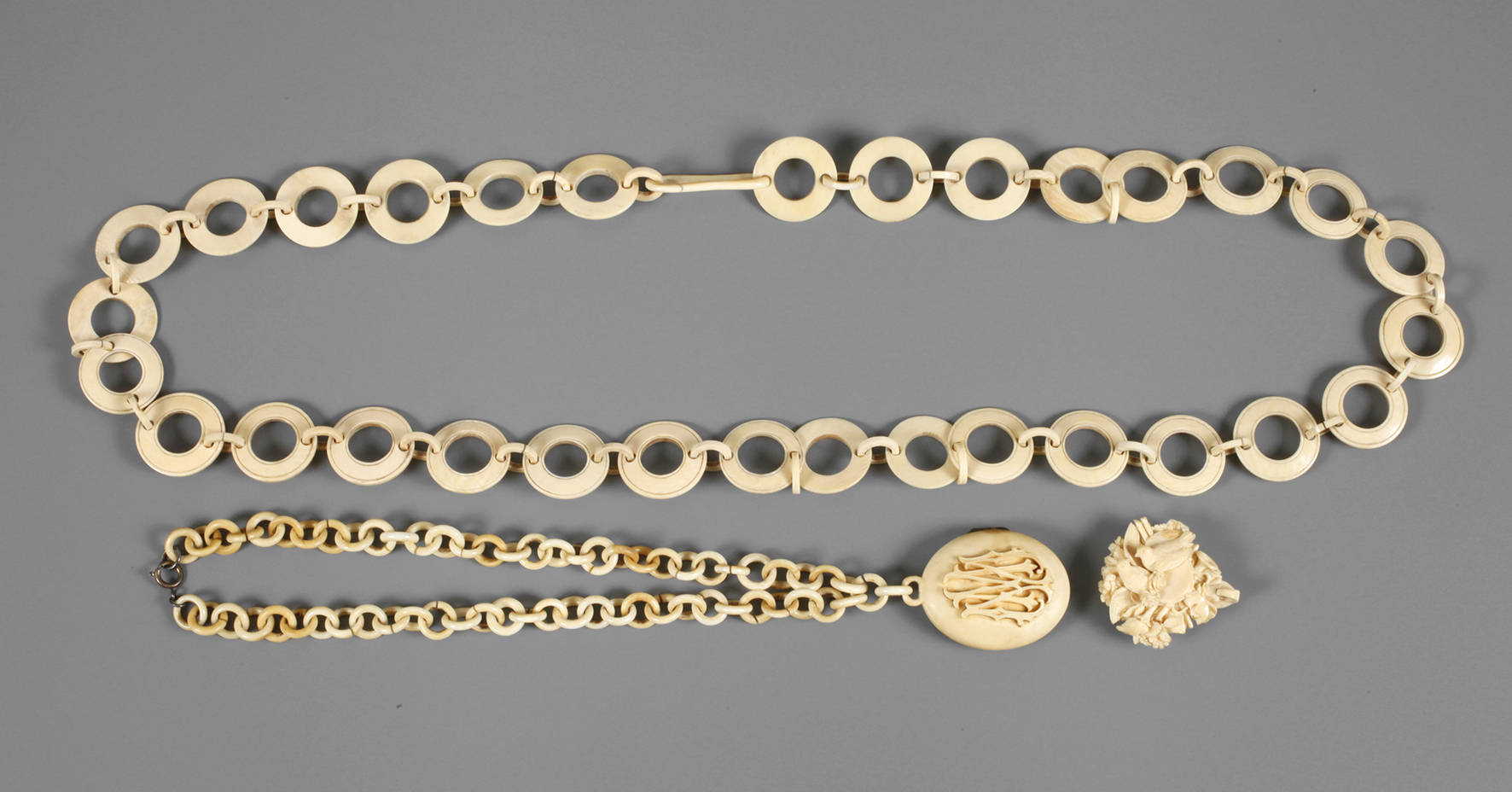 Zwei Ketten und ein Mantelclip Elfenbein