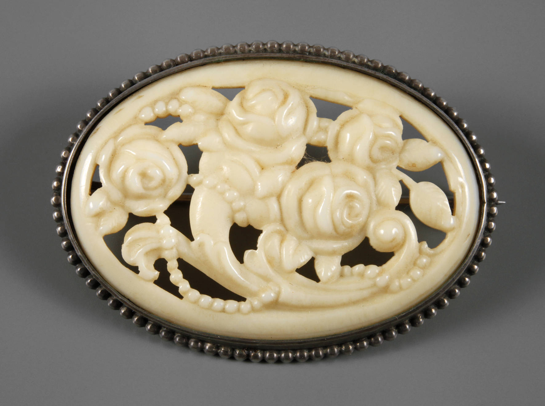 Elfenbeinbrosche in Silberfassung