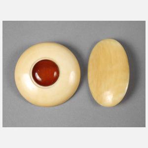 Zwei Elfenbeinbroschen, teils mit Bernstein