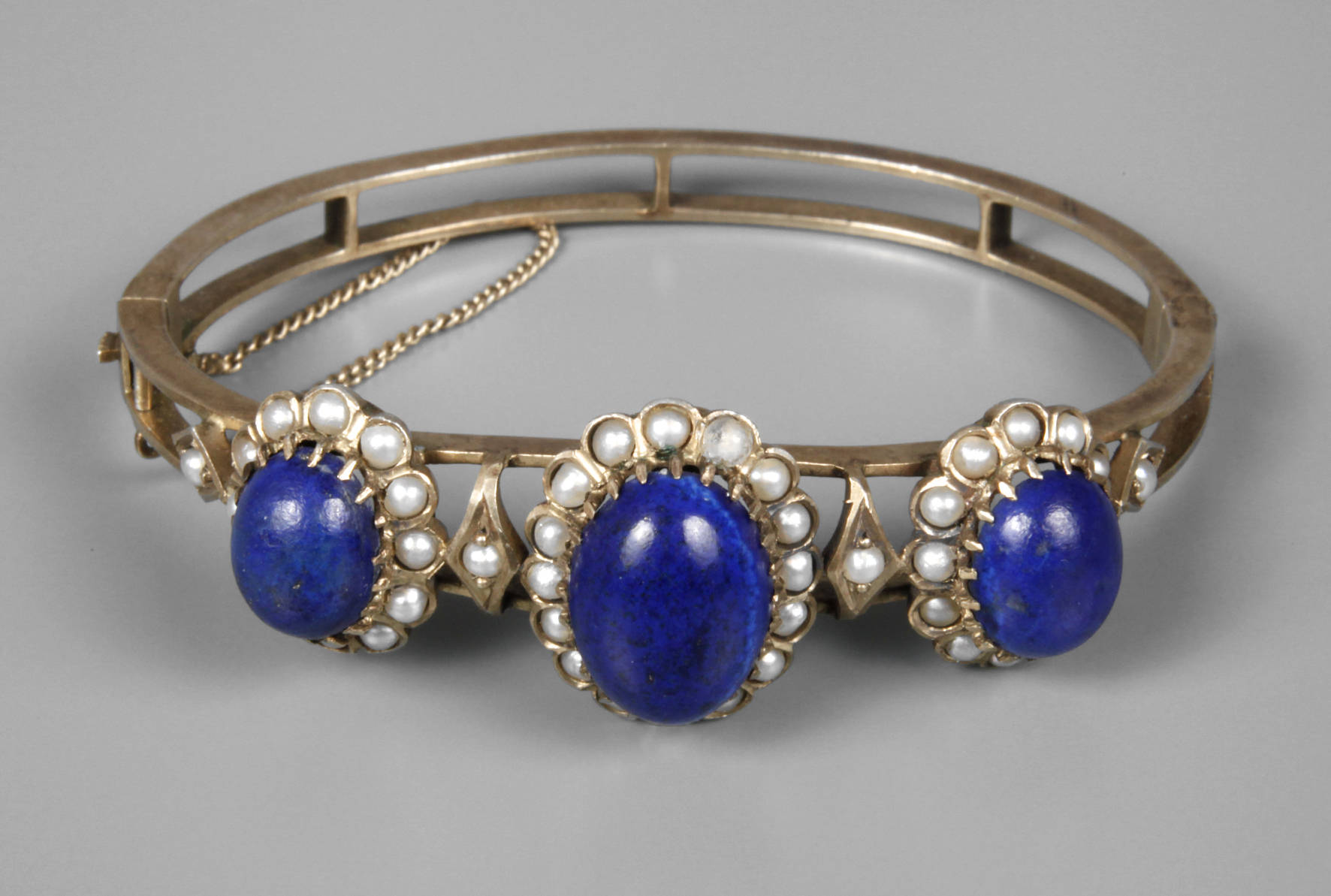 Armreif mit Lapislazuli und Perlen