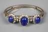 Armreif mit Lapislazuli und Perlen