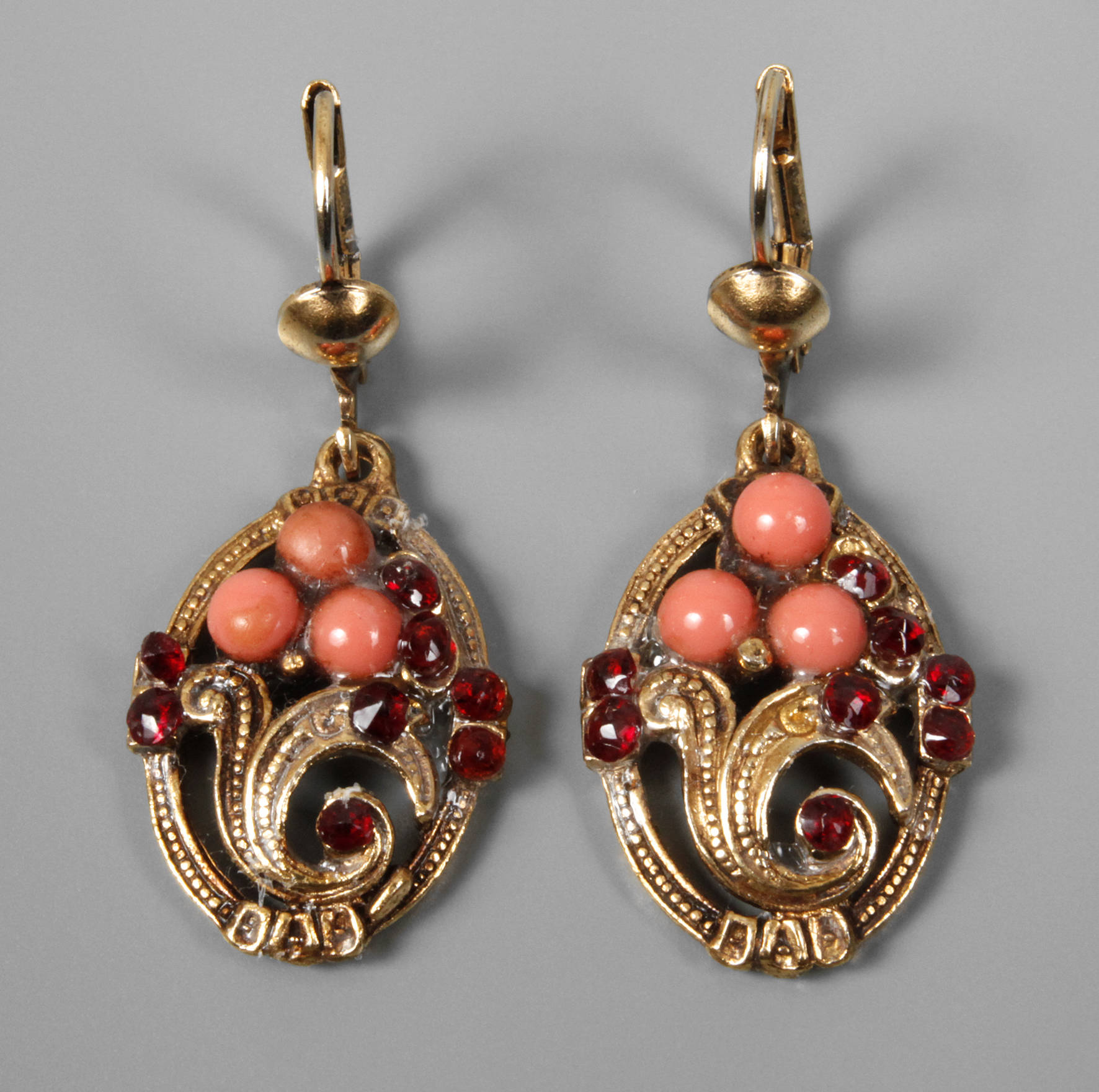 Paar Ohrhänger mit Granat und Koralle