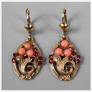 Paar Ohrhänger mit Granat und Koralle