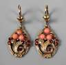 Paar Ohrhänger mit Granat und Koralle