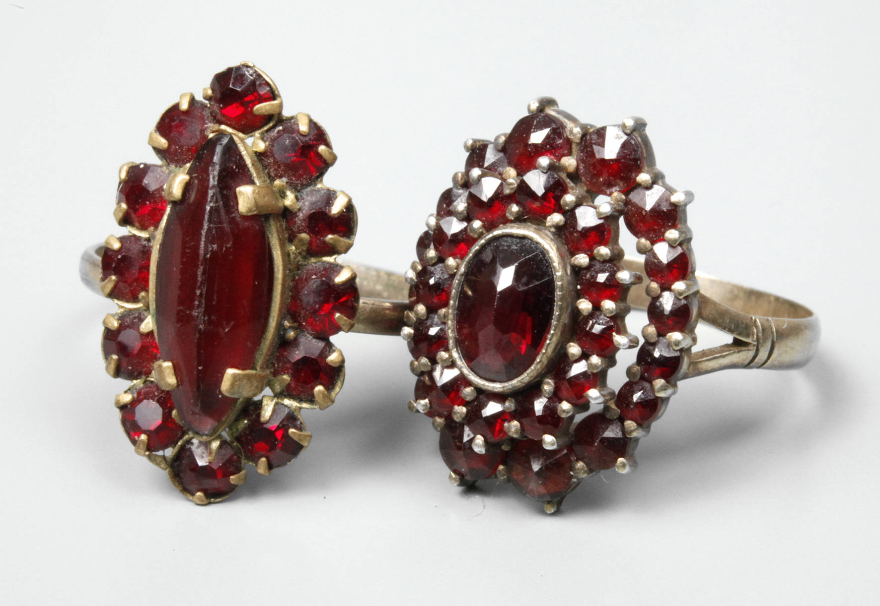 Zwei Ringe mit Granatbesatz