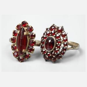 Zwei Ringe mit Granatbesatz