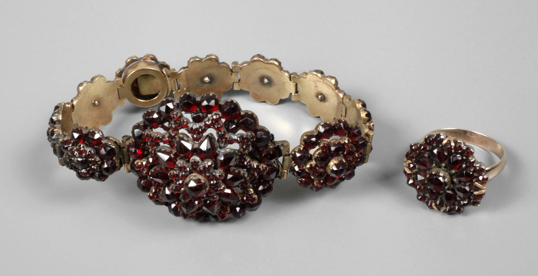 Ring und Armband mit Granatbesatz