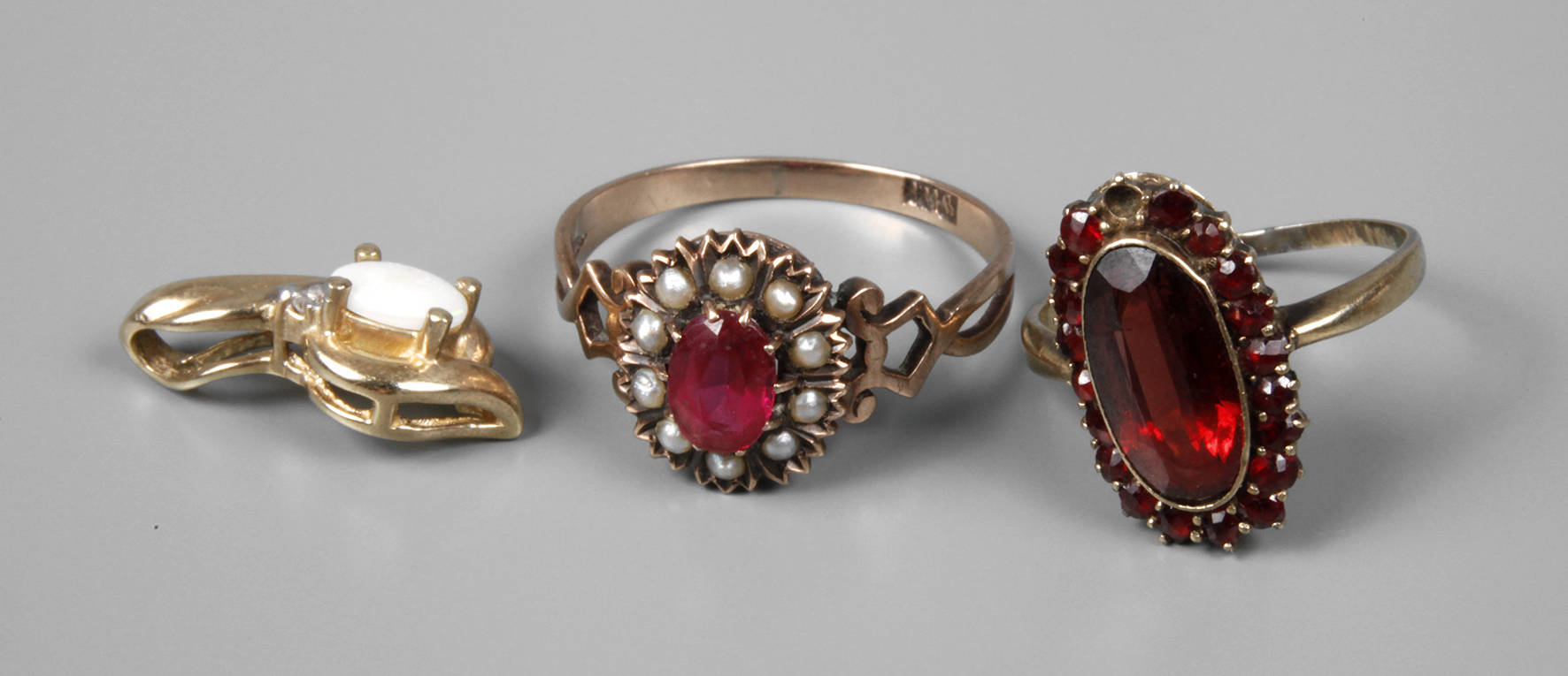 Zwei Ringe und Anhänger