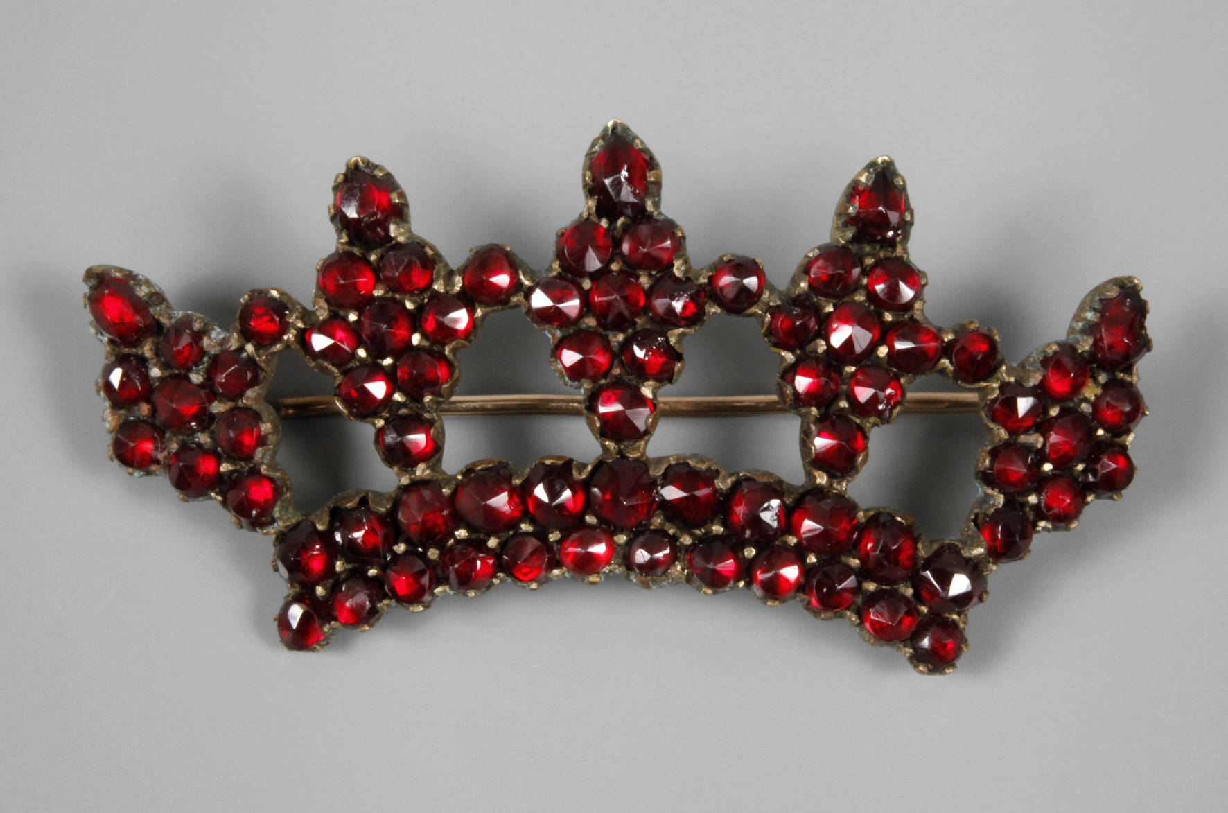 Granatnadel als Krone