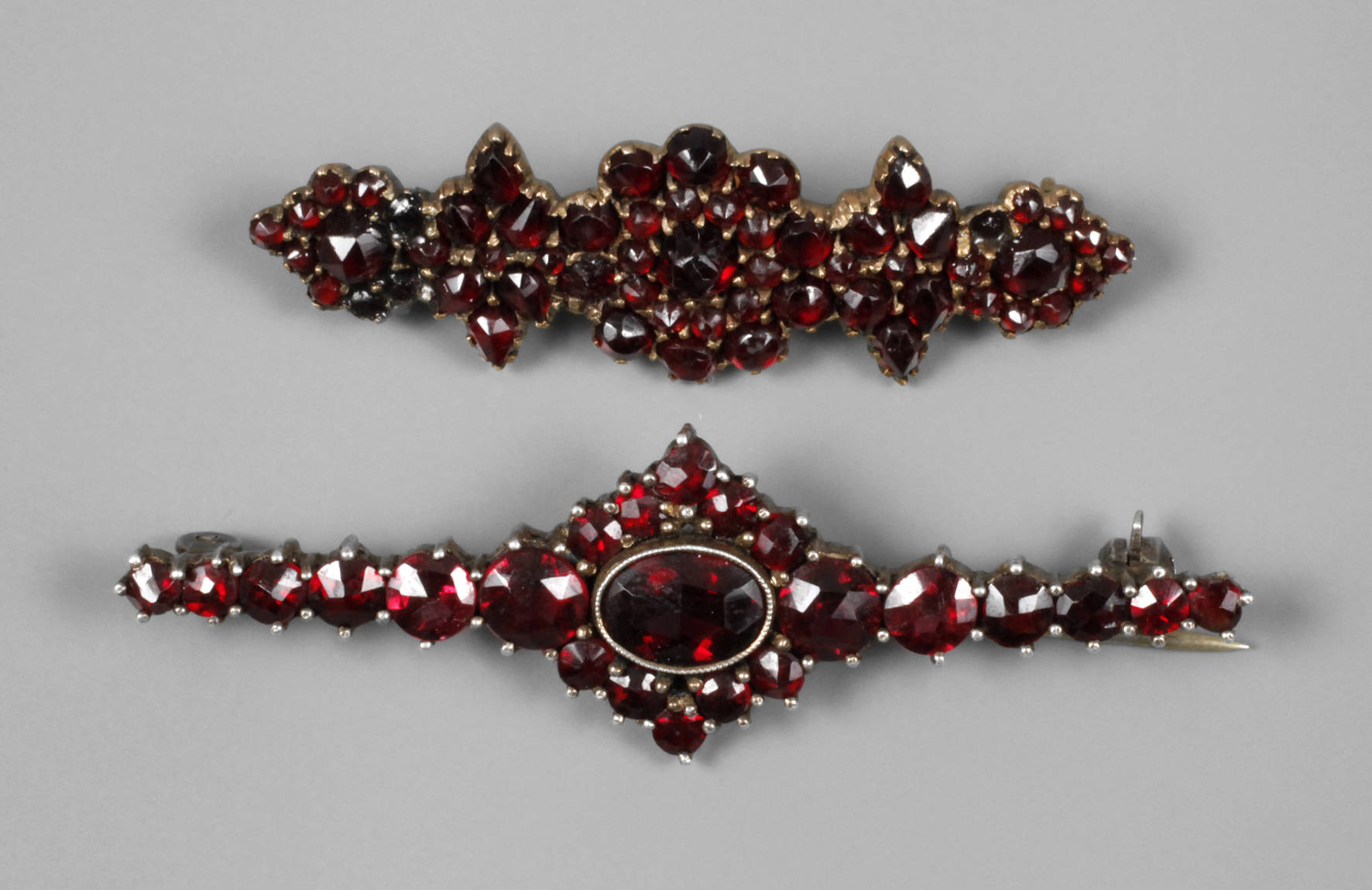 Zwei Granatbroschen