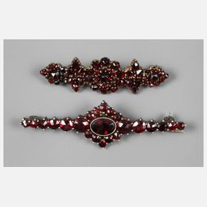 Zwei Granatbroschen