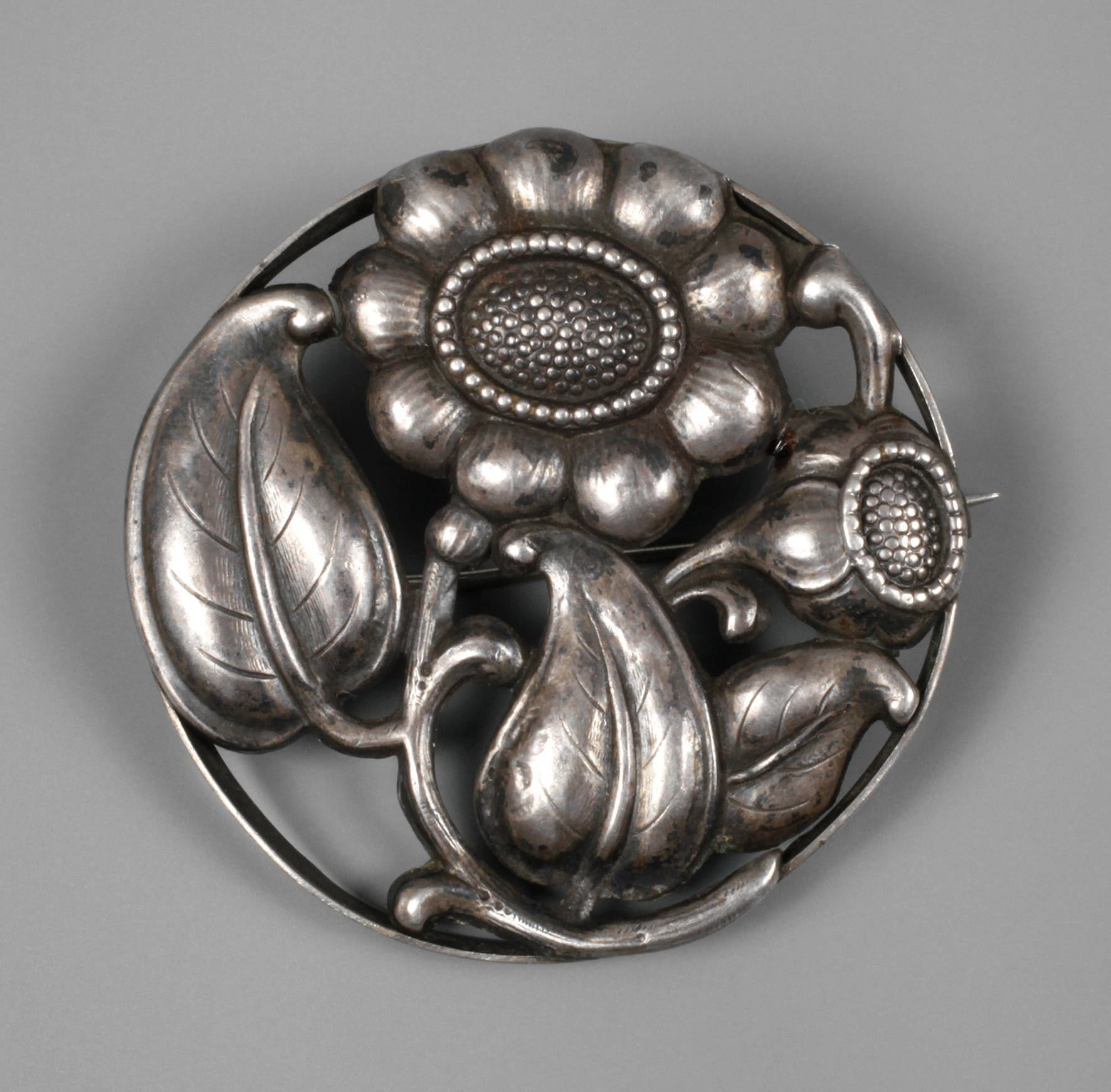 Silberbrosche mit Blütendekor