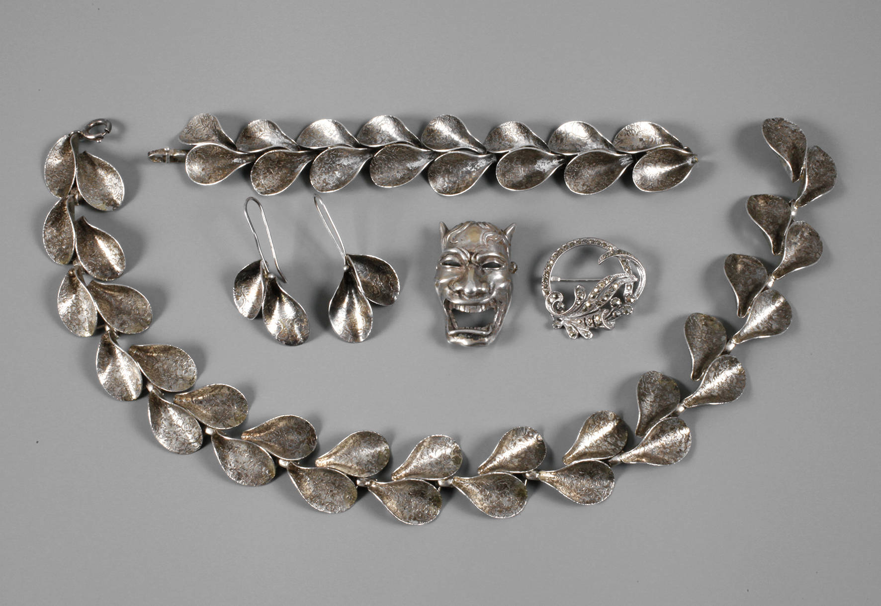 Schmuckset Silber und zwei Broschen