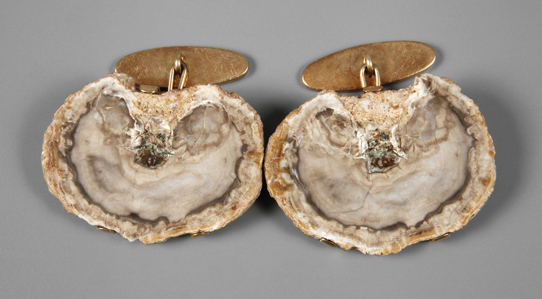 Paar Manschettenknöpfe mit versteinertem Holz