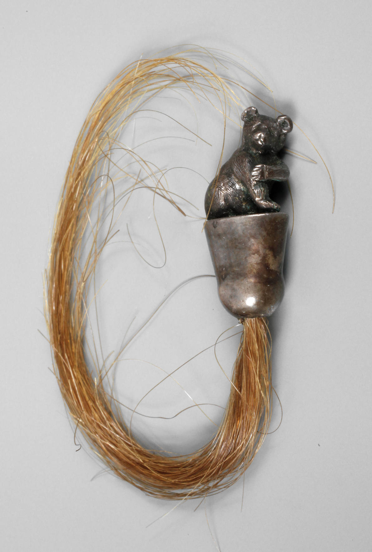 Bärminiatur mit Haarlocke