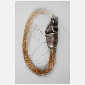 Bärminiatur mit Haarlocke