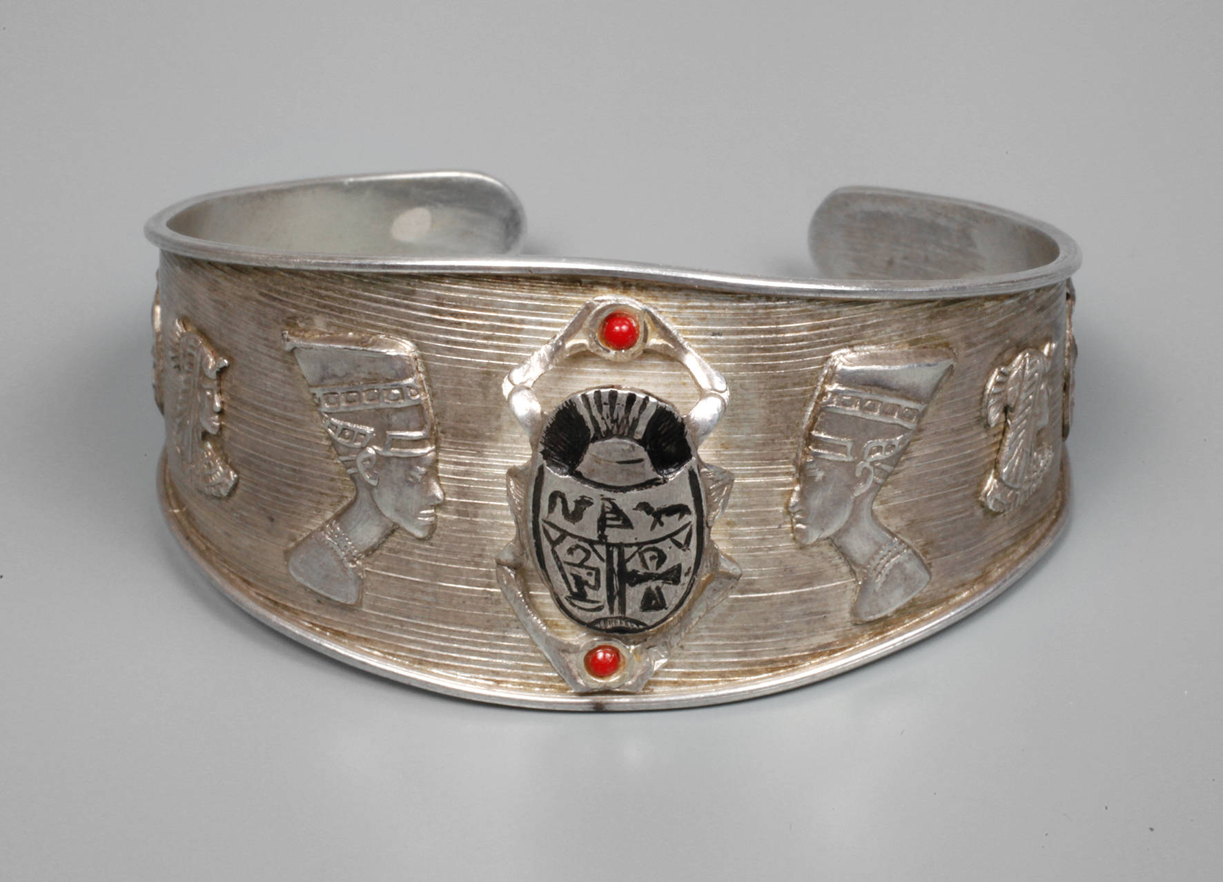 Armspange mit Skarabäus