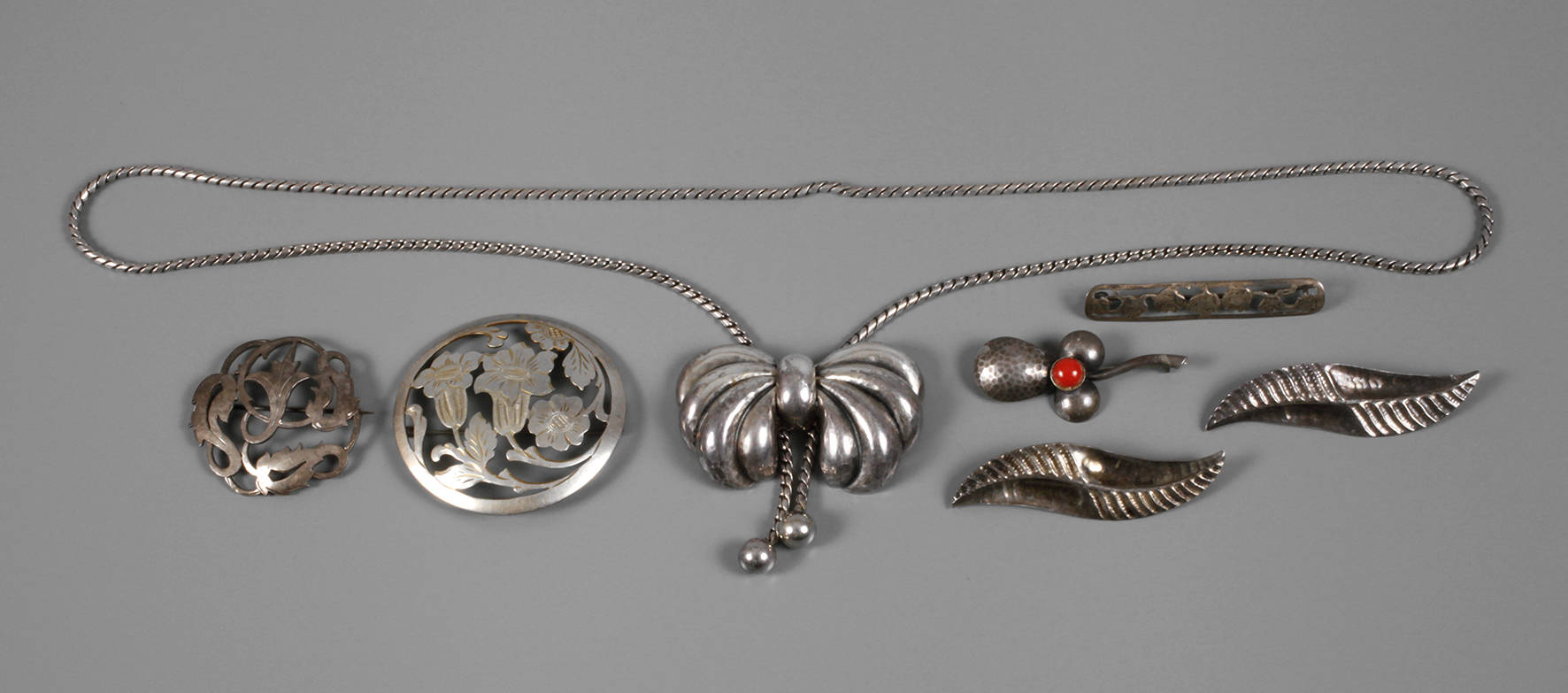 Großes Silbercollier und sechs Broschen