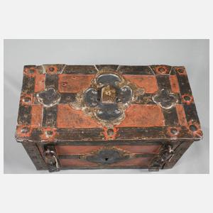 Kleine Eisentruhe