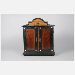 Kleiner Kabinettschrank