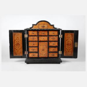 Kleiner Kabinettschrank
