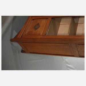 Doppelschreibtisch und Bücherschrank