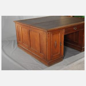 Doppelschreibtisch und Bücherschrank