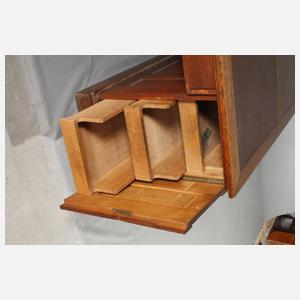 Doppelschreibtisch und Bücherschrank