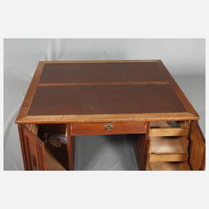 Doppelschreibtisch und Bücherschrank