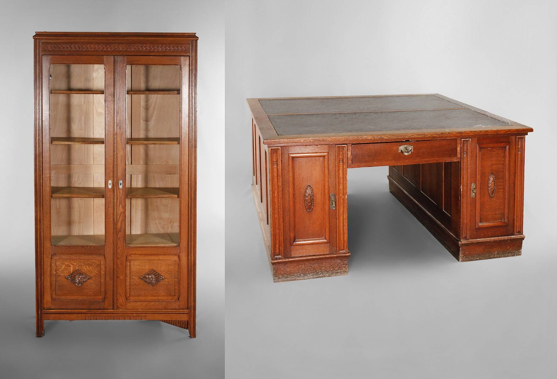 Doppelschreibtisch und Bücherschrank