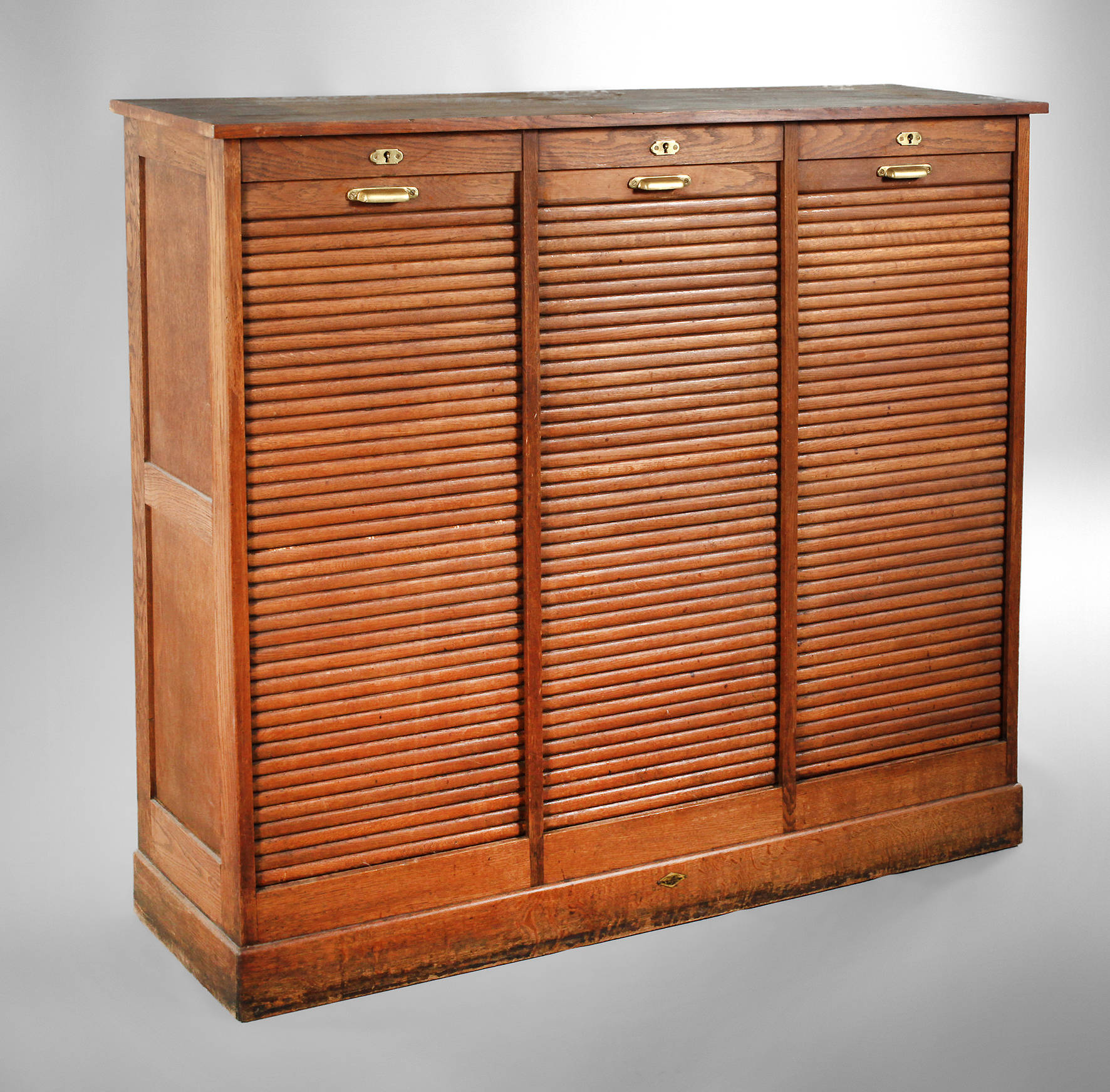 Dreitüriger Rollschrank