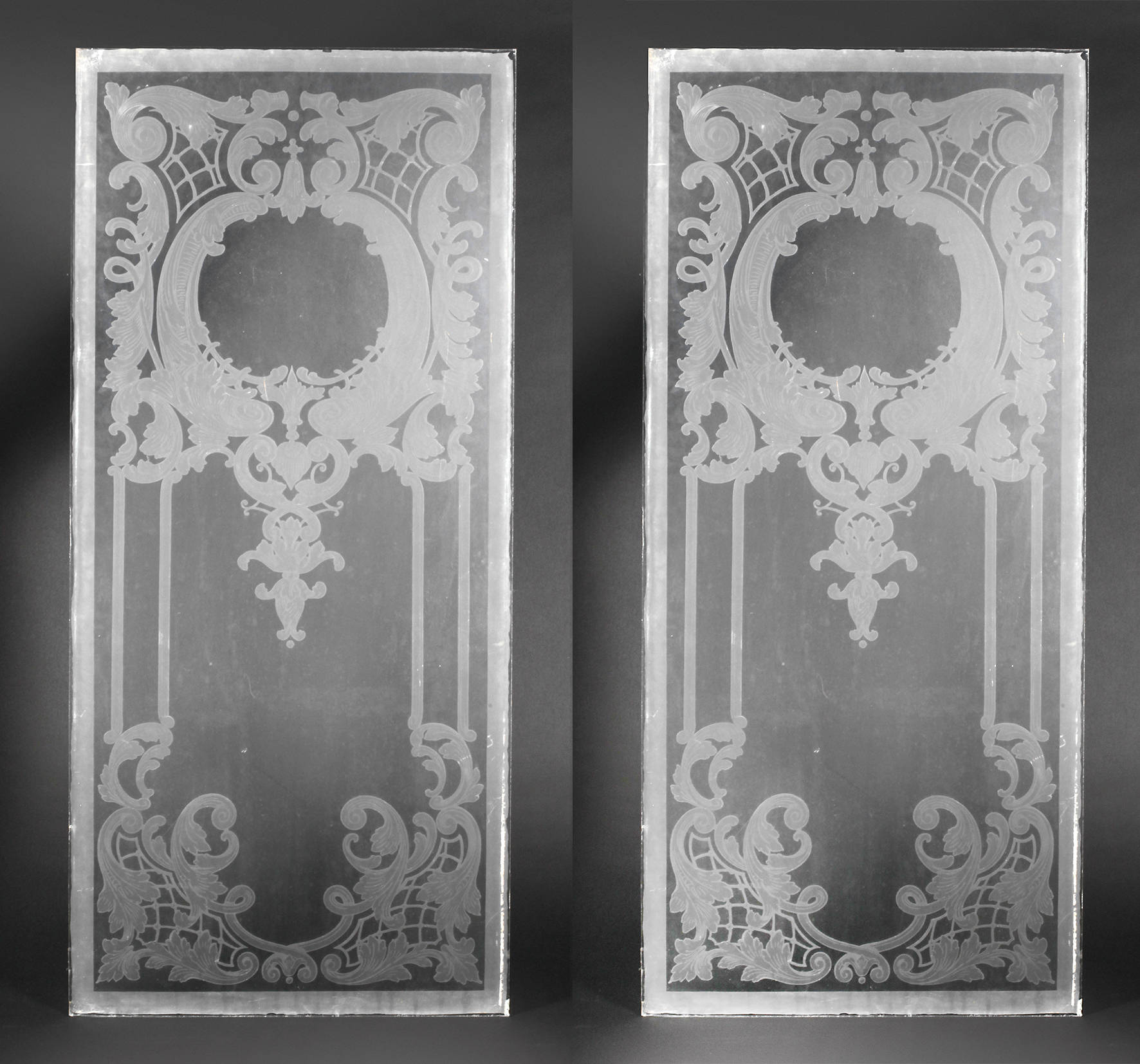 Zwei große Ätzglasscheiben