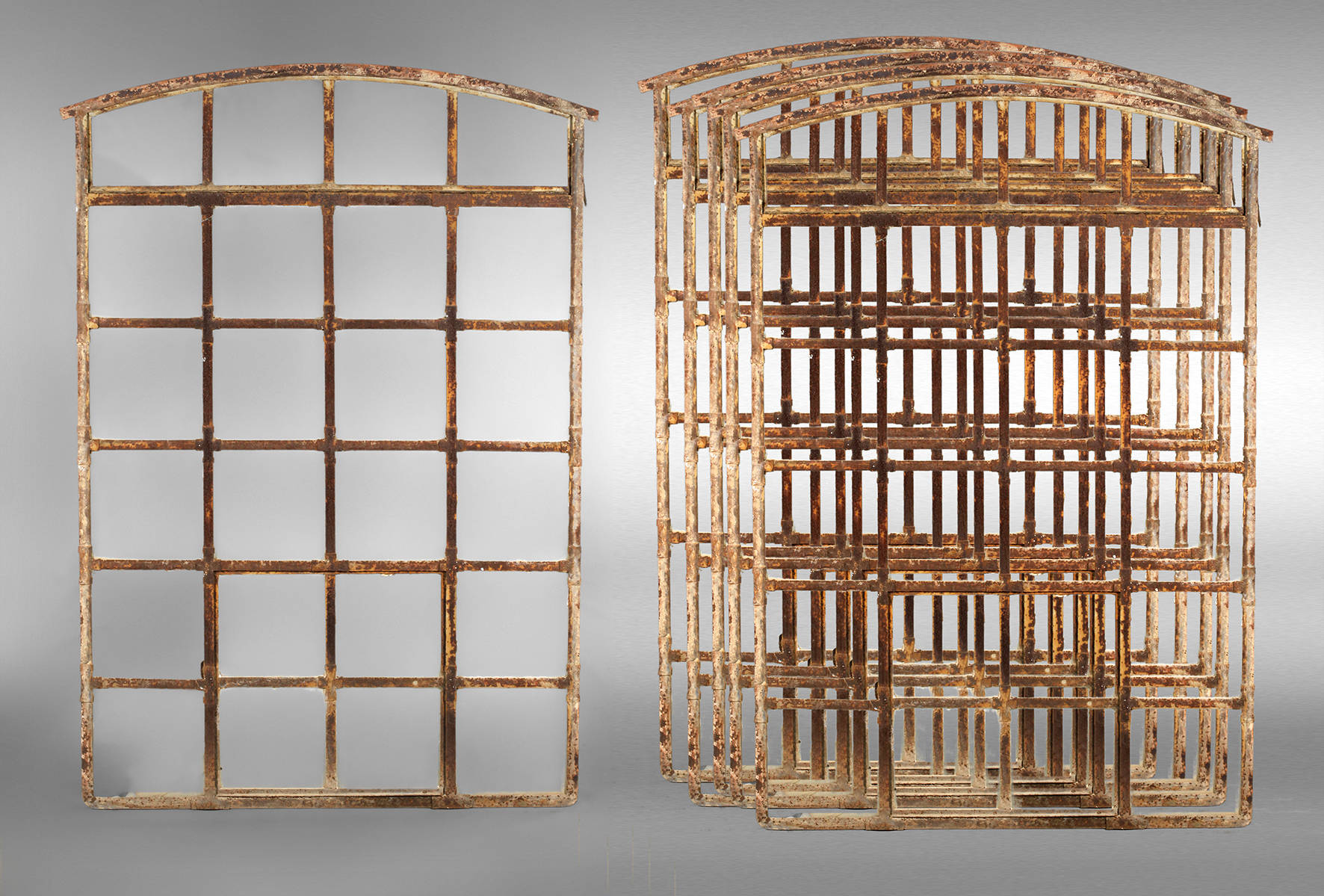 Sechs große Industriefenster