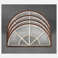 Vier Rundbogenfenster111