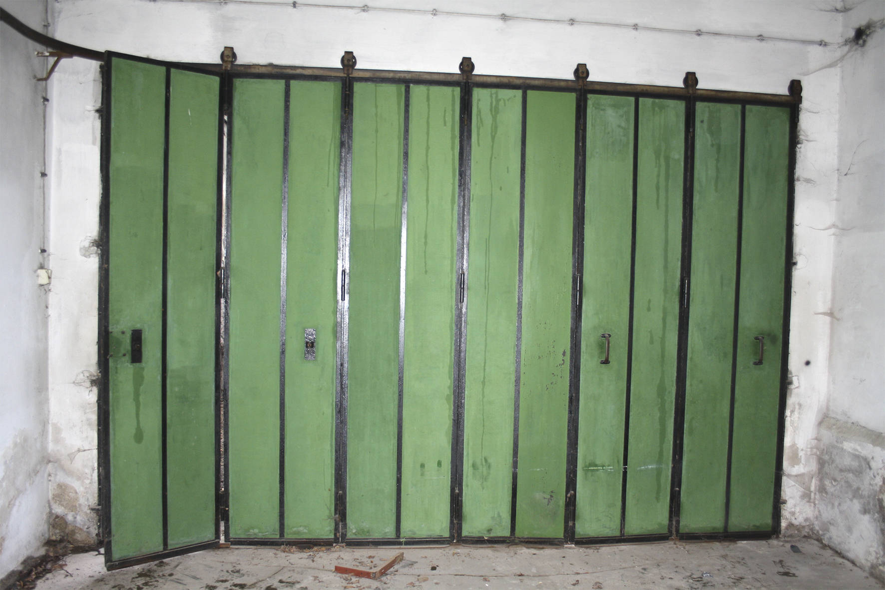 Schiebetüren einer Kraftfahrzeughalle