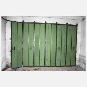 Schiebetüren einer Kraftfahrzeughalle