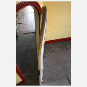 Raumteiler mit gewölbter Glastür