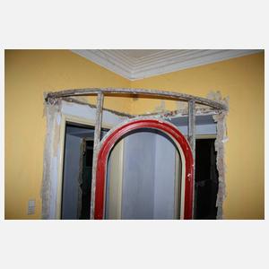 Raumteiler mit gewölbter Glastür