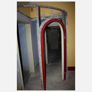 Raumteiler mit gewölbter Glastür